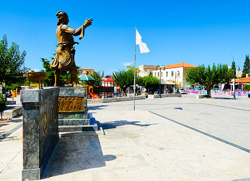 Athanaton Square där Petrobei Mavromichalis i Areopoli står staty. 
