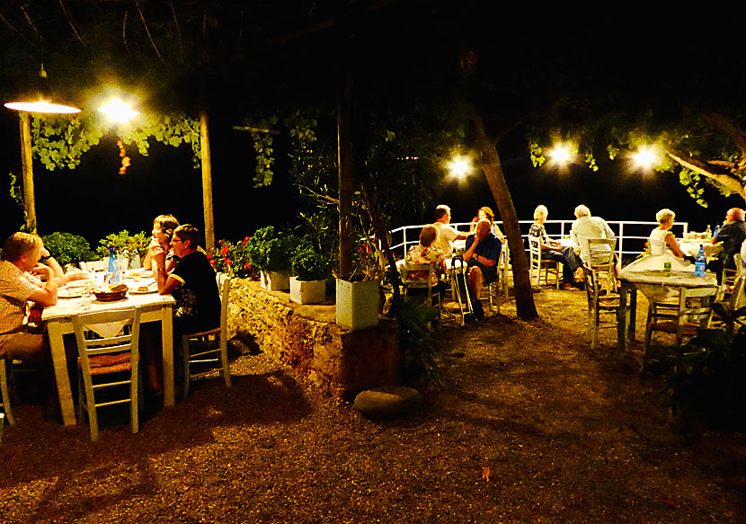 Det bästa med Lela’s Taverna i Kardamili är läget precis vid havet och den vackra solnedgången.