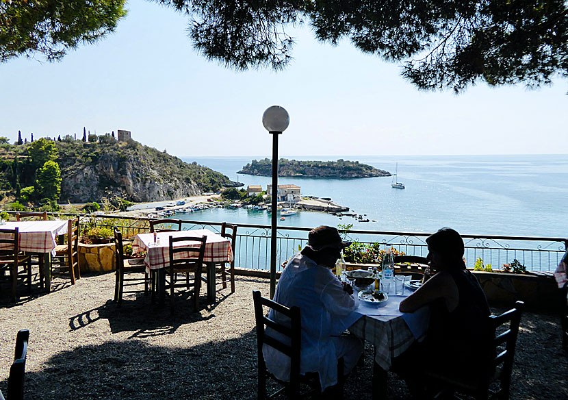 Dioskouri Taverna i Kardamili är en mycket bra restaurang med vacker utsikt över småbåtshamnen.