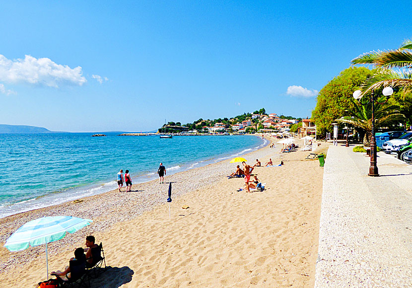 Sandstranden och strandpromenaden i Finikounda på sydvästra Peloponnesos.