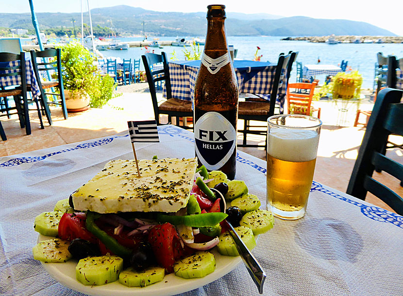 På Restaurant 5 FFFFF i Finikounda har jag ätit den snyggaste grekiska salladen i Grekland.