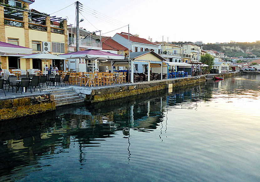 Hamnpromenaden i Koroni kantas av restauranger, tavernor, kaféer och barer. 