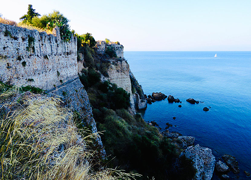 Försvarsmuren på Koroni Castle sett från Livadia. Mittemot byn Koroni ligger den fantastiska byn Kardamili i Mani.