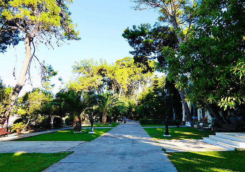 Den vackra fridfulla parken i Koroni Castle. 