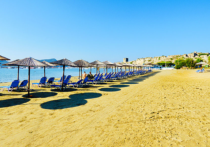 Solstolar och parasoll finns att hyra på Methoni beach på Peloponnesos.