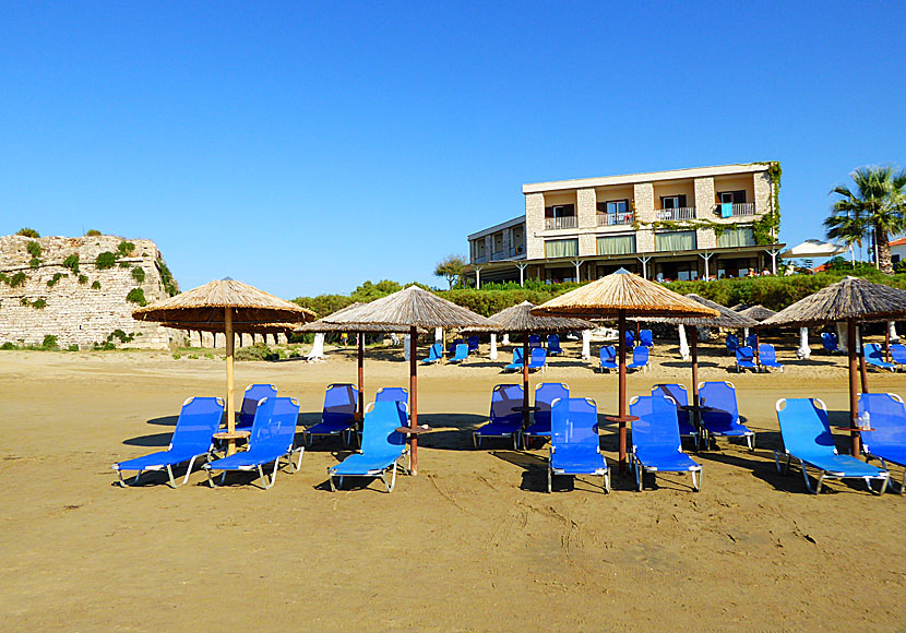 Det finns flera strandnära hotell och pensionat nära stranden och fästningen i Methoni på Peloponnesos.