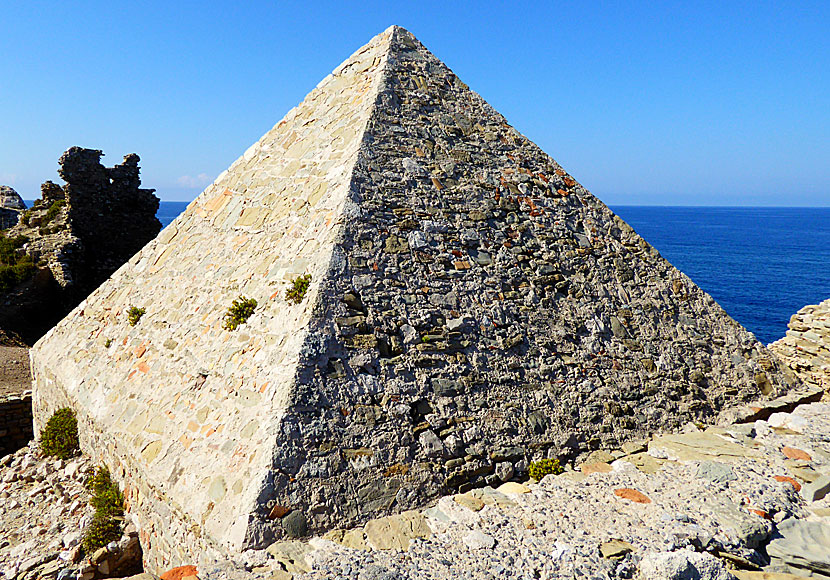 Den märkliga pyramiden i Castle of Methoni på Peloponnesos.