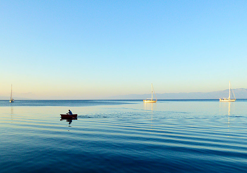 Segla till hamnen i byn Koroni i Grekland.