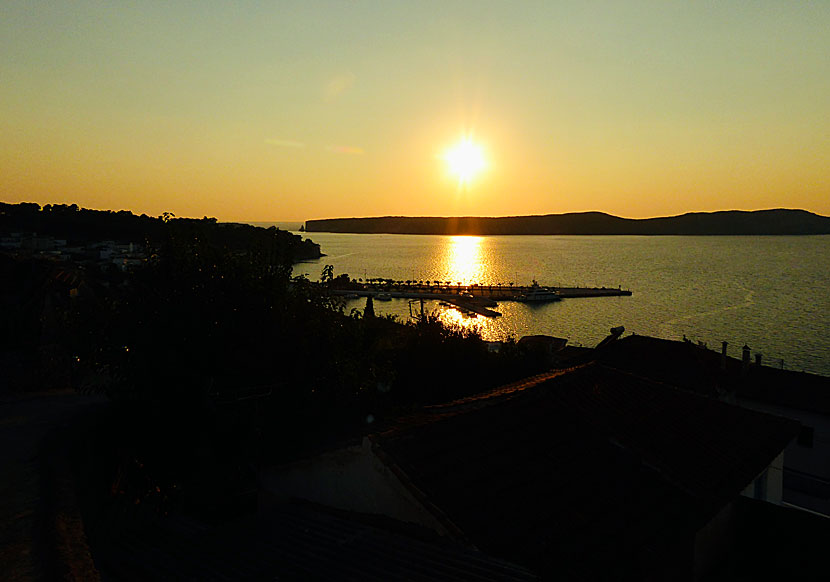 Solnedgången i Pylos och Sfaktiria island i Navarino bay på sydvästra Peloponnesos. 