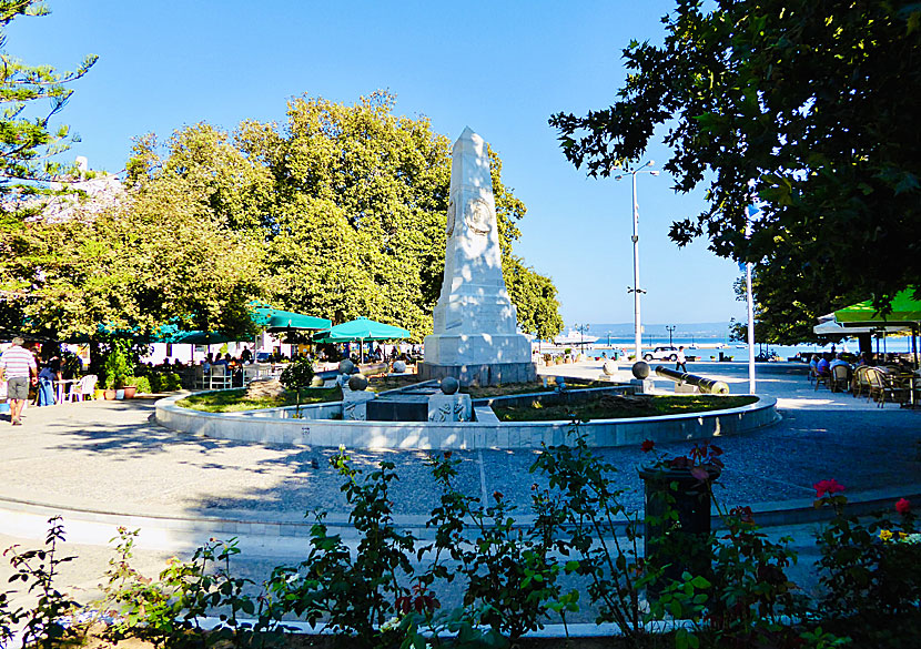 Minnesmonumentet över Slaget vid Navarino på Three Admirals Square i Pylos.
