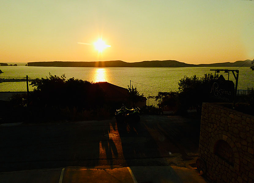 Solnedgången över Navarino bay sett från byn Pylos på Peloponnesos.