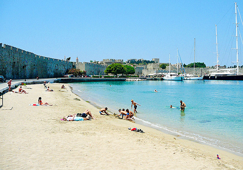 Akti Sachtouri beach utanför Rhodos gamla stad.