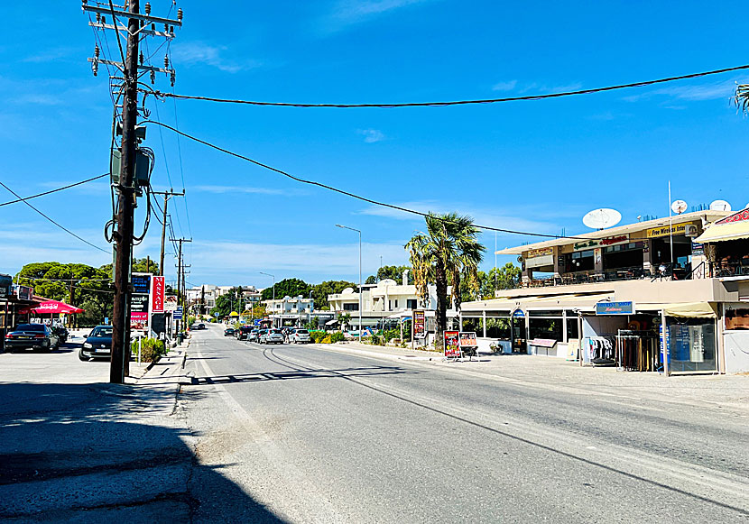 Restauranger, tavernor, barer, affärer samt bil – och mopeduthyrare i Kallithea centrum söder om Rhodos stad.