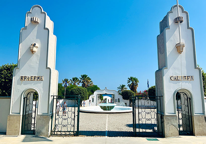 Ingången till Kallithea Springs börjar vid parkeringsplatsen.