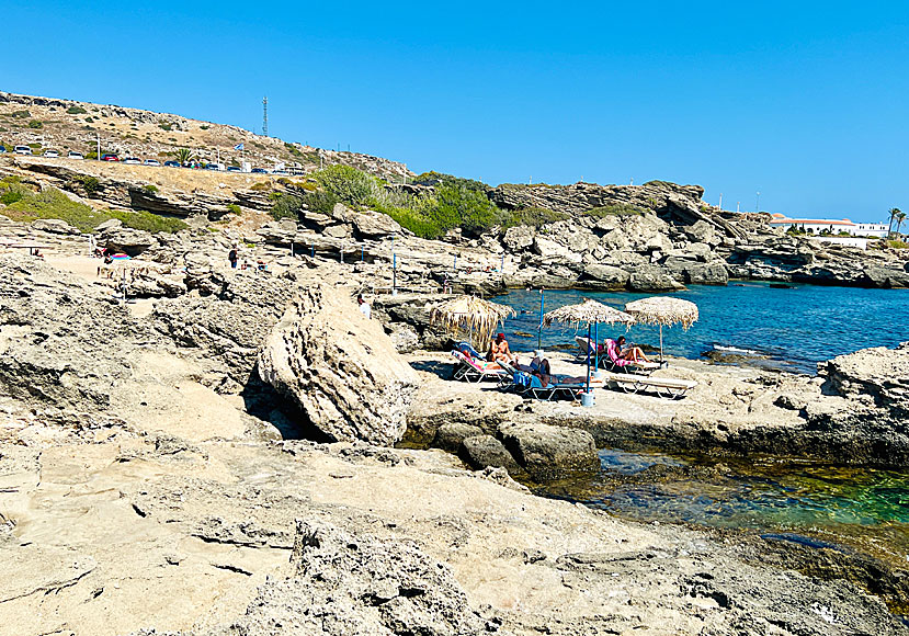 Badklippor och solsängar vid Kokkina beach söder om Rhodos stad.