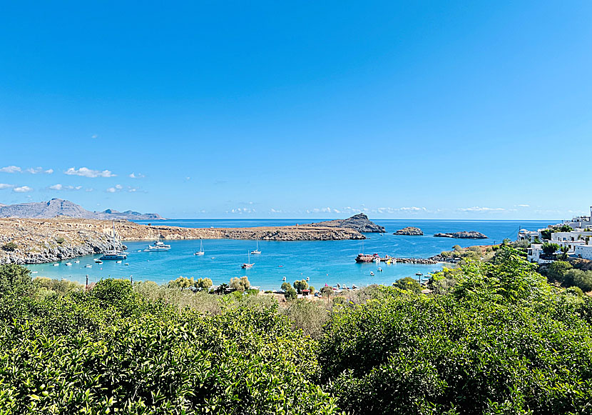 Den vackra bukten där Lindos beach och Pallas beach på Rhodos ligger. 