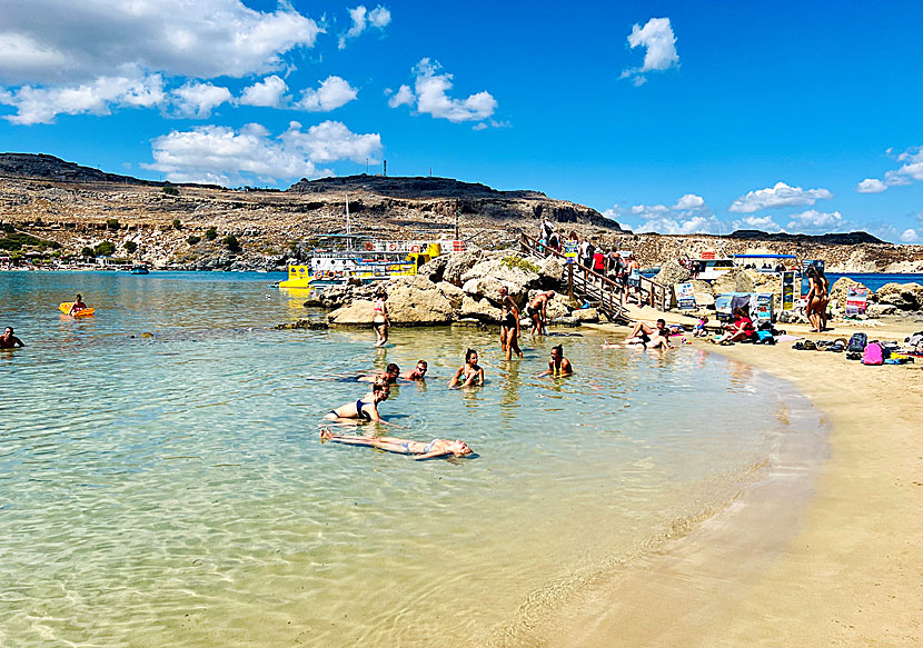 Den barnvänliga sandstranden Pallas nedanför byn Lindos.