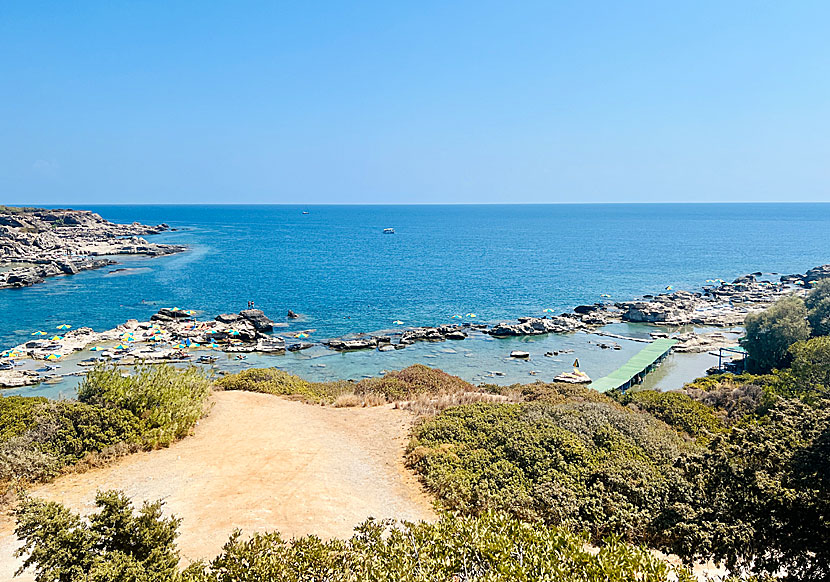 Nikolas beach nära Rhodos stad med sina badklippor, fina snorkelvatten och taverna.