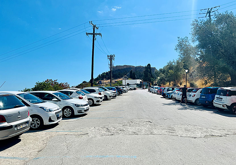 Parkeringsplatserna i Lindos på Rhodos kostar pengar att parkera på. 