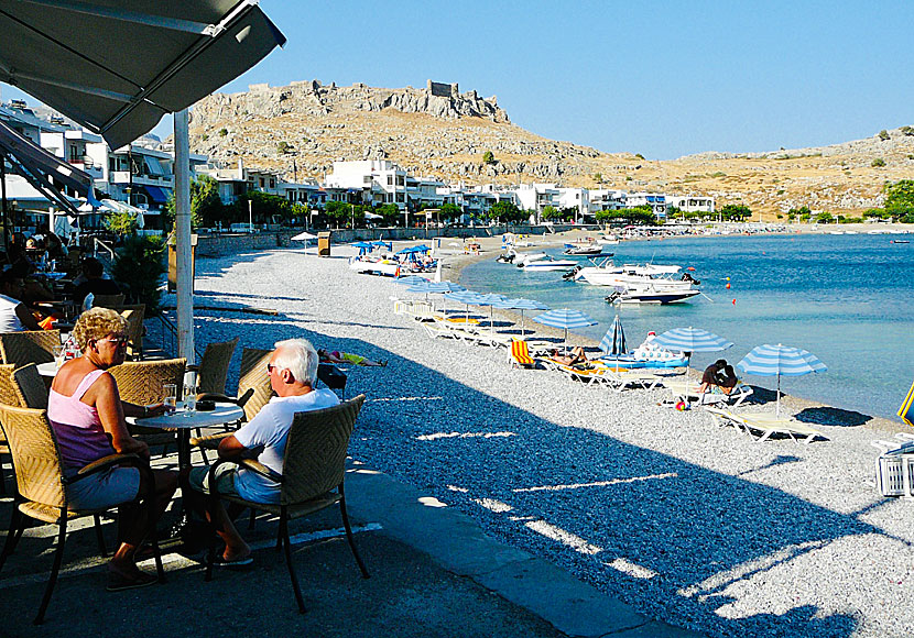 Strandpromenaden i byn Haraki på Rhodos i Dodekaneserna. 