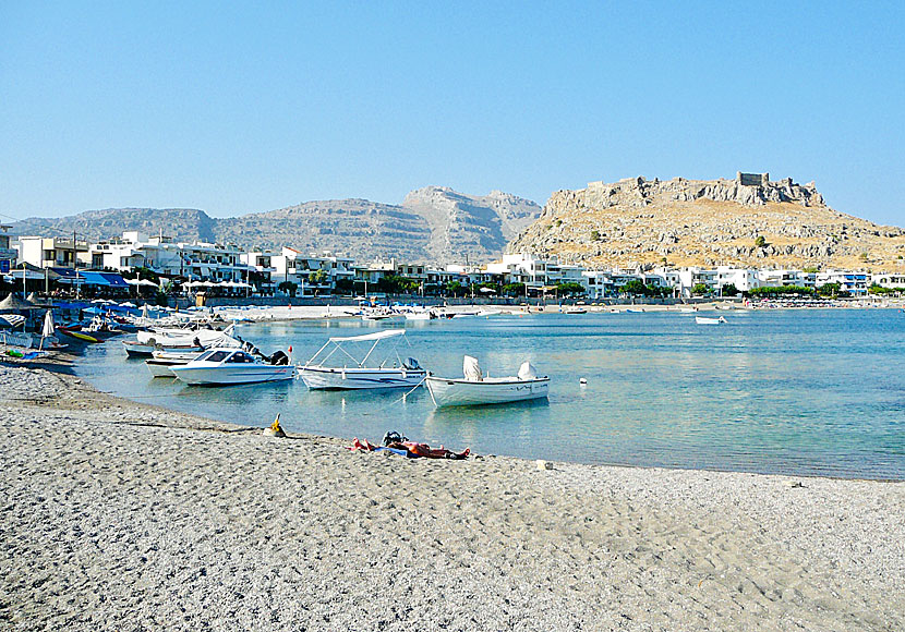 Stranden i Haraki och Feraklos Castle på Rhodos.