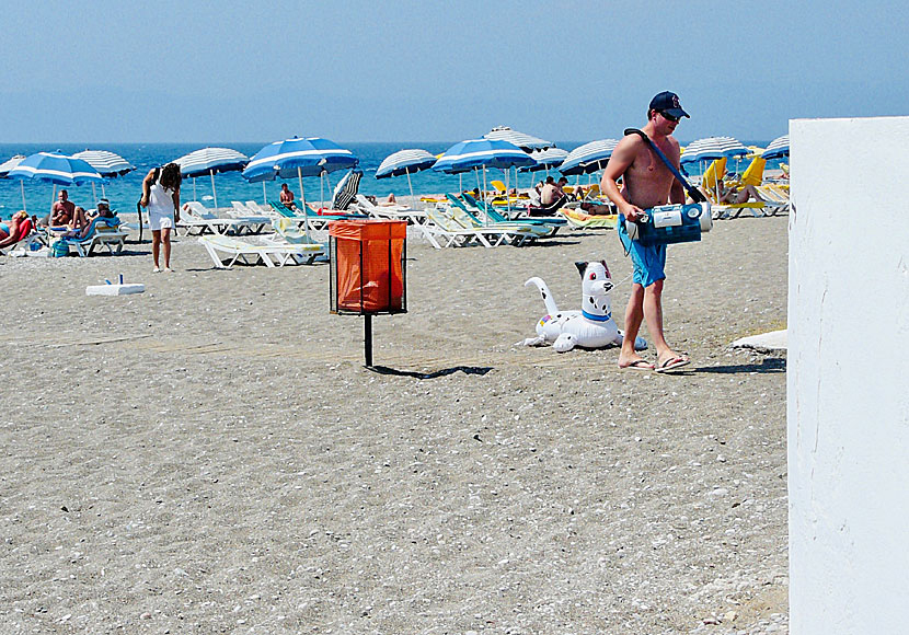Pojken med leksakshunden på Windy beach i Rhodos stad