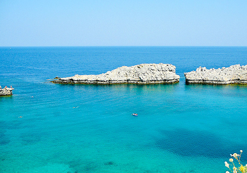 Det ljuvliga vattnet och de häftiga klipporna i Saint Paul bay på Rhodos.