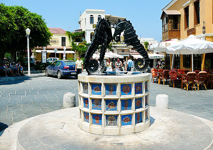 Torget kallas även Sea Horse Square tack vare denna fontän.