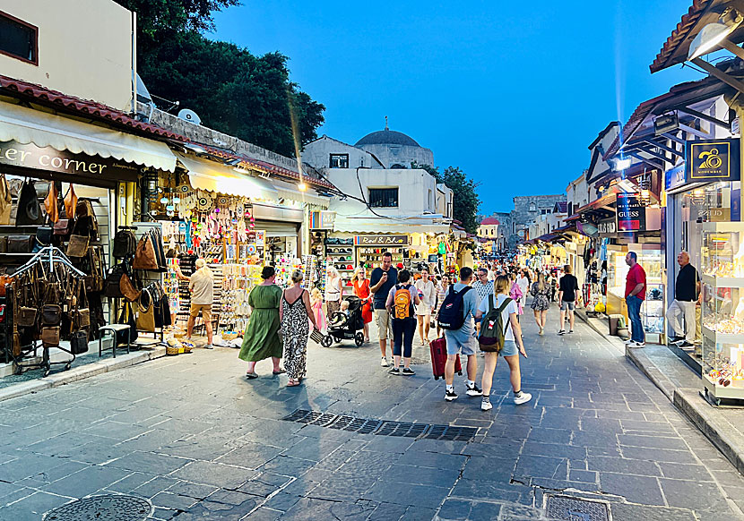 Shoppinggatan Socrates street i Rhodos gamla börjar vid Hippocrates square och slutar vid moskén Suleiman.