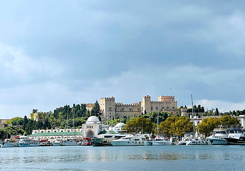 Stormästarens palats och Mandrakihamnen sett från väderkvarnarna i Rhodos nya stad. 