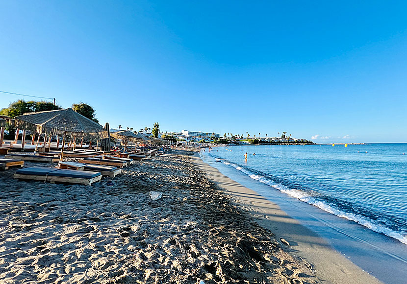 Den fina sandstranden i Sunwing Kallithea beach på Rhodos.