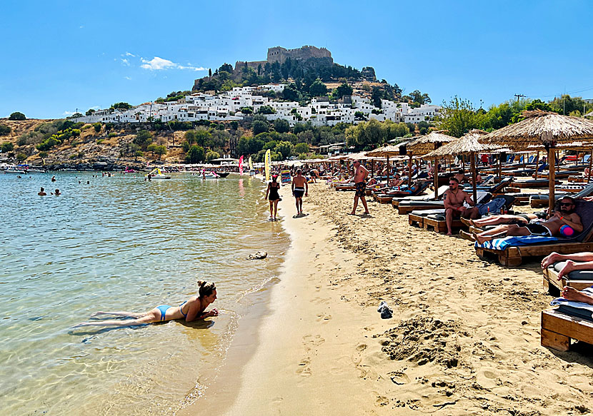 Vandra längs stränderna på Rhodos, som mellan Lindos beach, Pallas beach och Saint Paul beach.