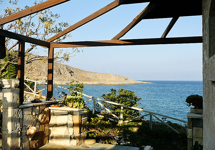 Utsikt från altanen på Athina Rooms i Kato Zakros på Kreta.