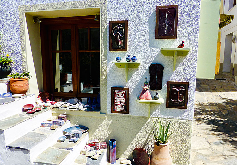 Några av konst- och keramikaffärerna i Manolates säljer hantverk med utmärkt kvalité. 