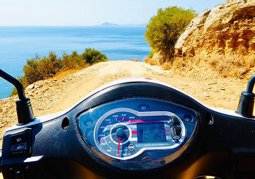 Köra bil och moped till Taverna at the end of the world på Samos.
