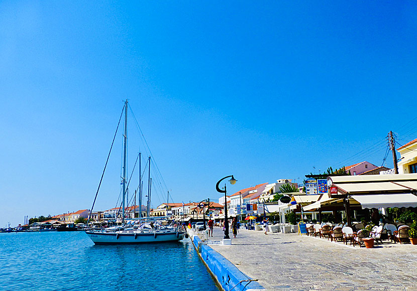 Längs hamnpromenaden i Pythagorion ligger många restauranger, tavernor, barer och kaféer. 