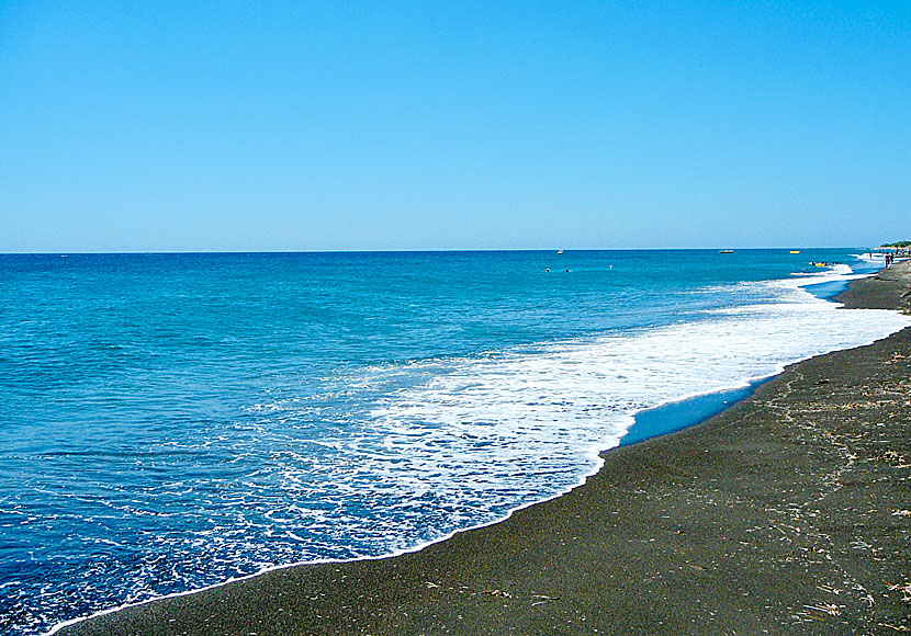 Agios Georgios beach börjar där Perivolos beach slutar. 