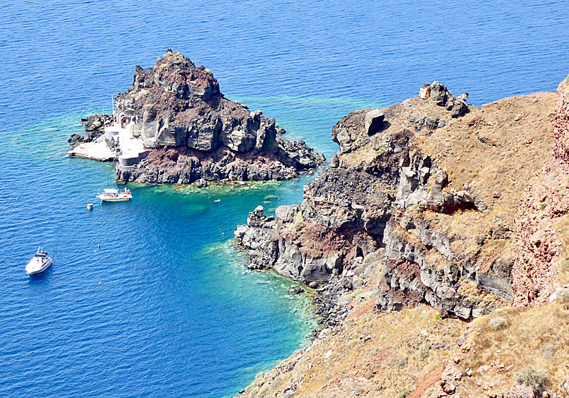 Kyrkan och klippbadet Agios Nikolaos till vänster om Amoudia på Santorini.