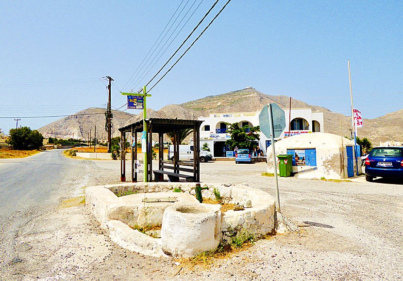 Busshållplats och minimarket i Perivolos.
