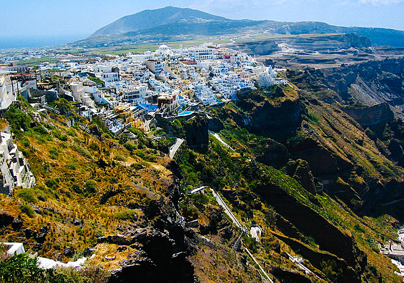 Observera att staden heter Fira, inte Thira som många tror. Thira är det grekiska namnet på Santorini.