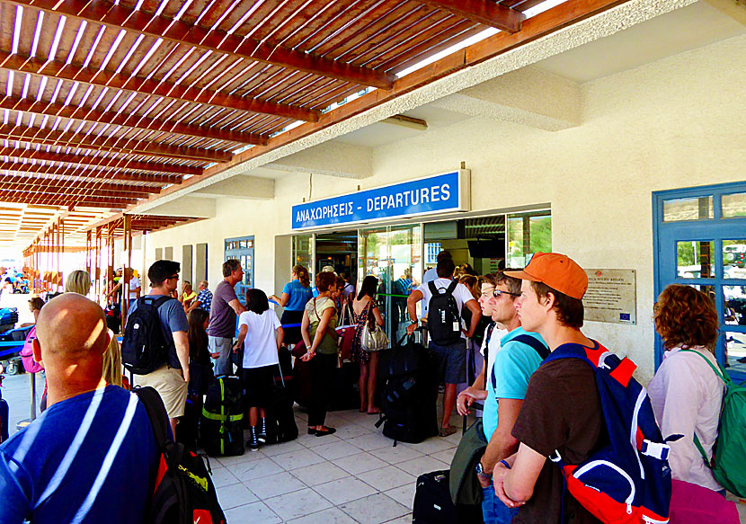 Kö till avgångshallen på Santorinis flygplats.
