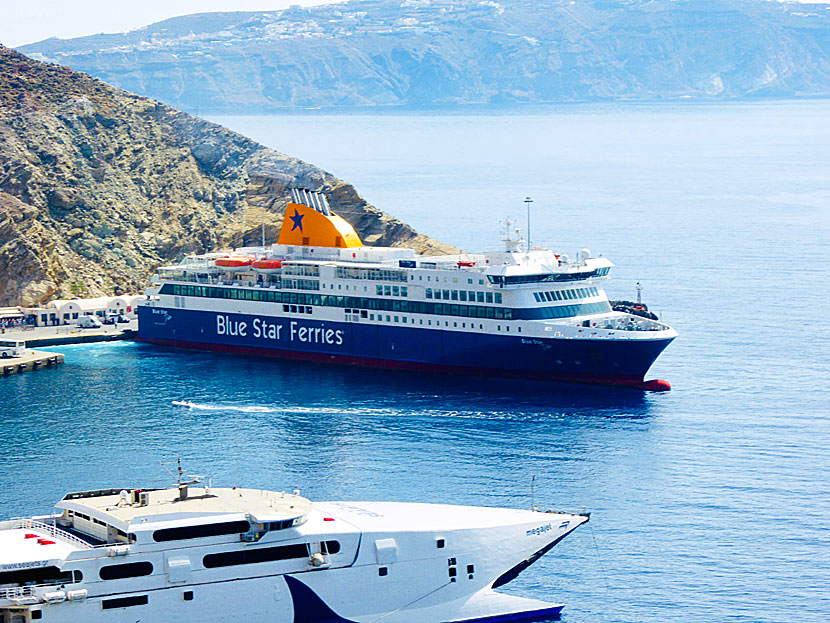 Blue Star Ferries och Sea Jet i hamnen Athinios på Santorini.