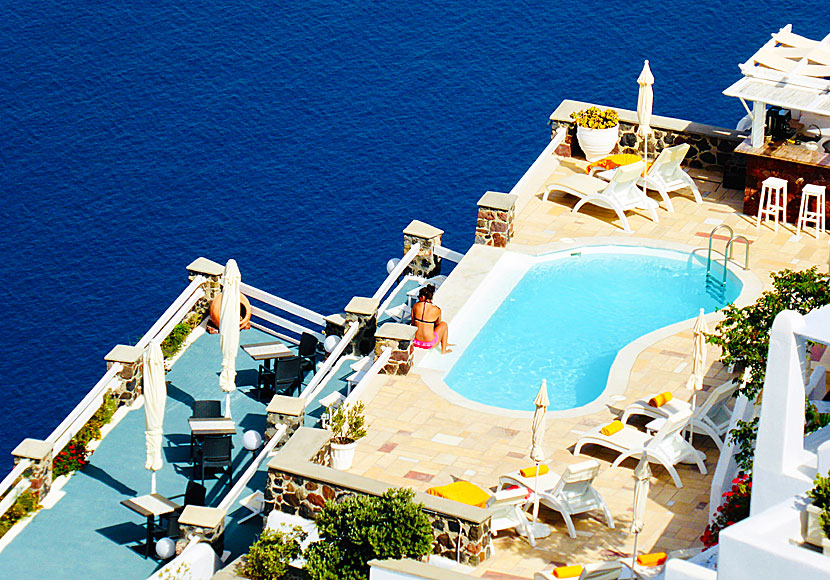Bra hotell med pool i Imerovigli med utsikt över kratern på Santorini.