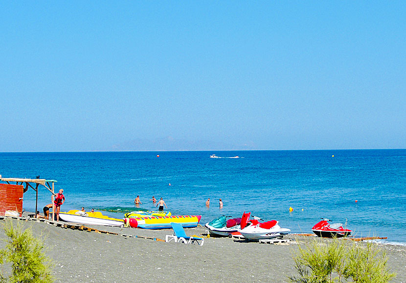 Det finns olika vattensporter att välja mellan i Perivolos, som jet ski, parasailing och vindsurfing.