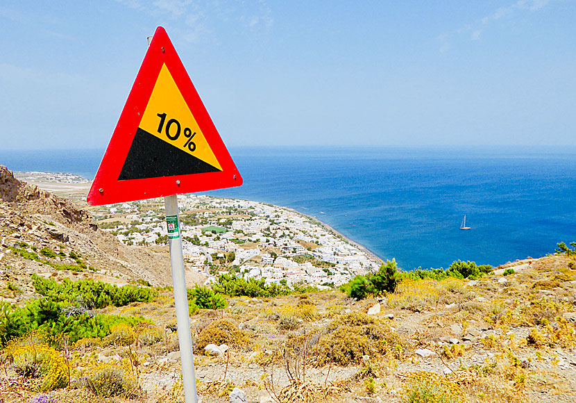 Kamari på Santorini sett från den vindlande vägen upp till Ancient Thira.