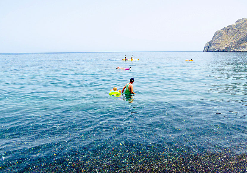 Är stranden i Kamari på Santorini barnvänlig? Svaret är nej.