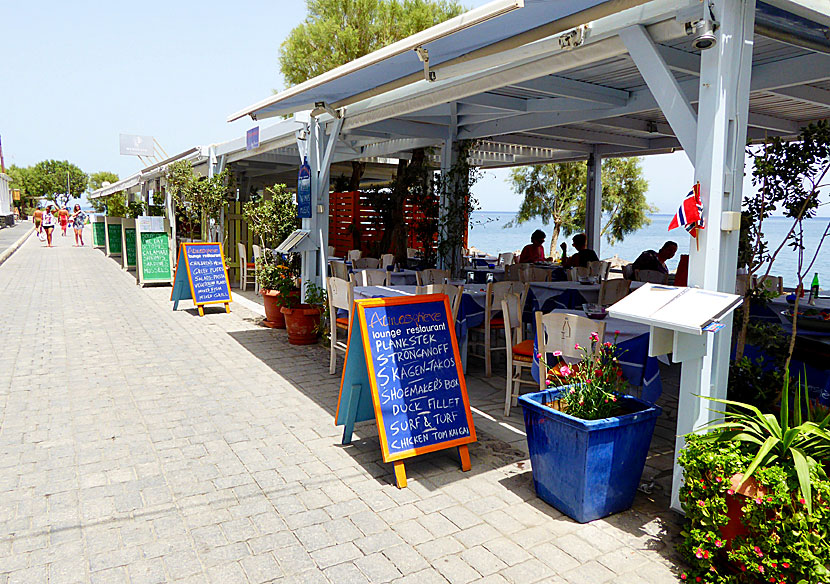 Strandpromenaden i Kamari kantas av en oändlig rad av restauranger och tavernor. 