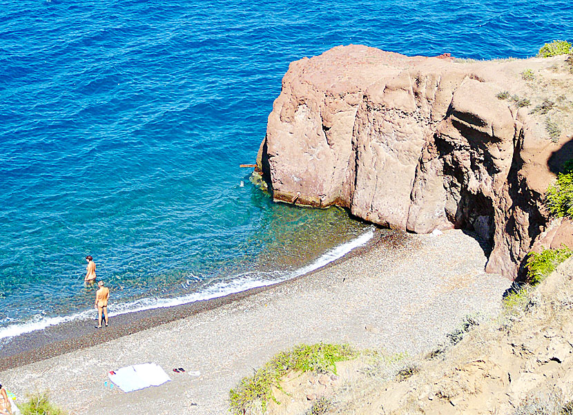 Caldera beach är en av få stränder på Santorini där nudism är tillåtet. 