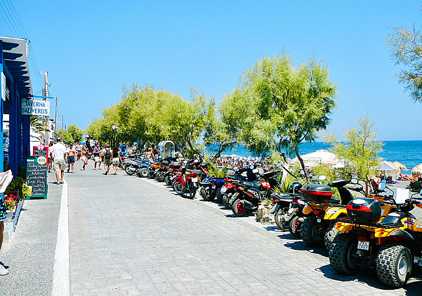 Parkeringsplatser i Kamari på Santorini.