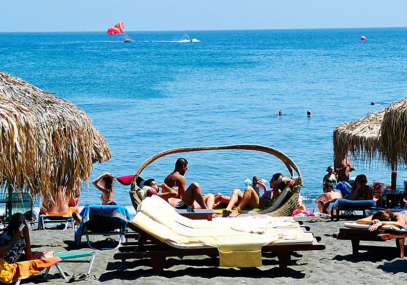Solstolar och parasoll på Perivolos beach.